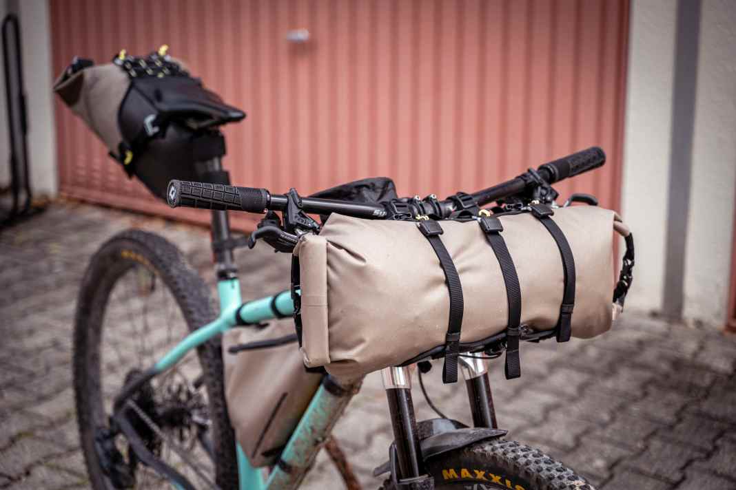 Decathlon stellt sich im Fahrradsektor immer breiter auf. Jetzt gibt es unter der Eigenmarke Rockrider eine spannende Lenkertasche für Bikepacker zum Schnäppchenpreis