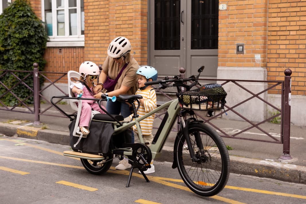 The pannier rack of the BTWIN R500E Longtail V2 is compatible with all universal accessories from Decathlon.