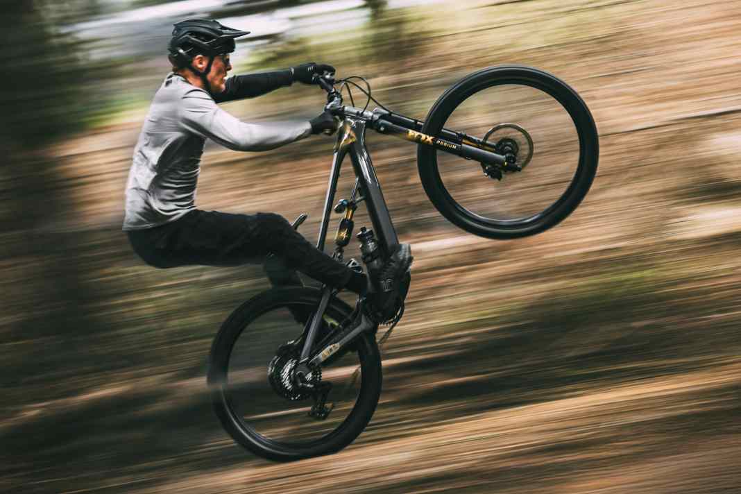 Wheelie king: A quick push on the pedals and the Decoy X is on the rear wheel. Thanks to the moderate chainstay (442 mm), wheelies and manuals are easy.