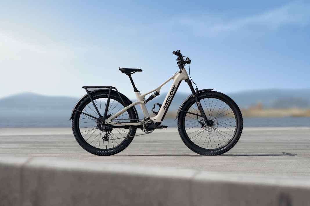 Das Amflow TL Carbon soll als klassisches SUV-E-Bike die Lücke zwischen Alltagsfahrzeug und Mountainbike schließen. Mit sehr hohem Cockpit ist die Geometrie auf Komfort getrimmt.
