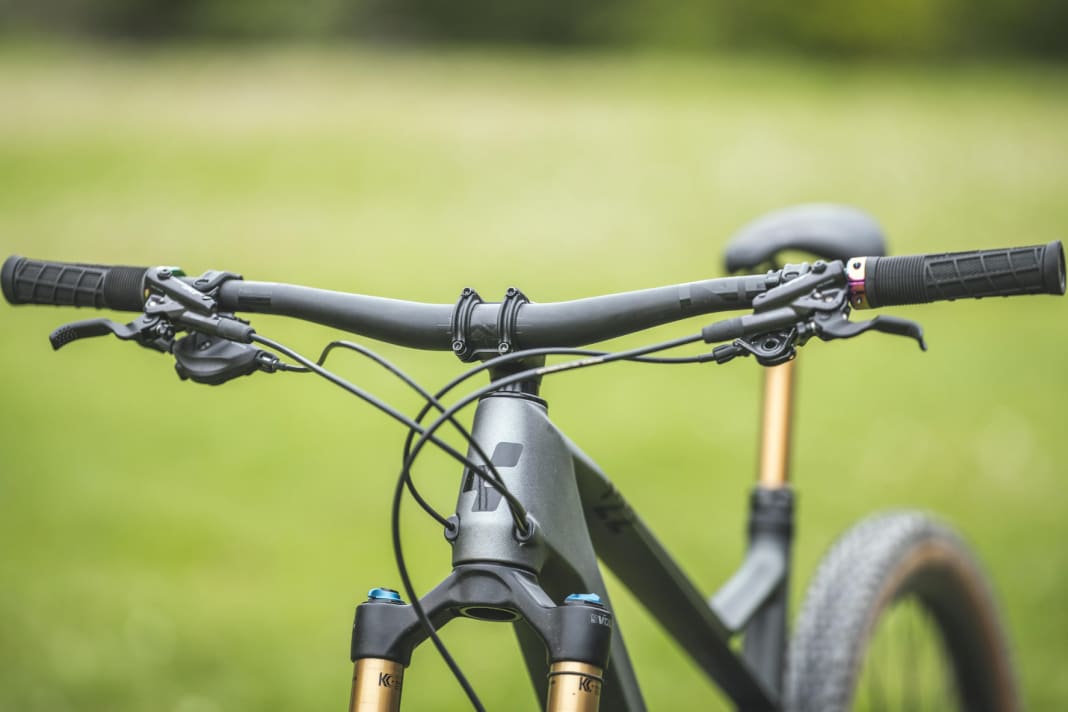 Canyon, Scott and Cube install handlebars with a width of only 760 millimetres. All of our test riders would have preferred wider bars for a little more riding stability. What's more, if 780 or 800 millimetres are still too wide, you can always shorten them.