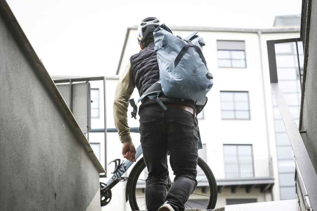Mais maintenant, il est temps de quitter le travail - ici avec le sac à dos Deuter Amager Rolltop.