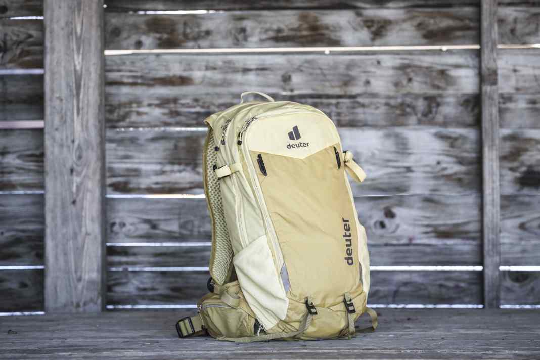Deuter hat seinem Compact MTB-Rucksack ein Update spendiert, in den Grundzügen bleibt der Compact aber der Touren-Klassiker schlechthin.