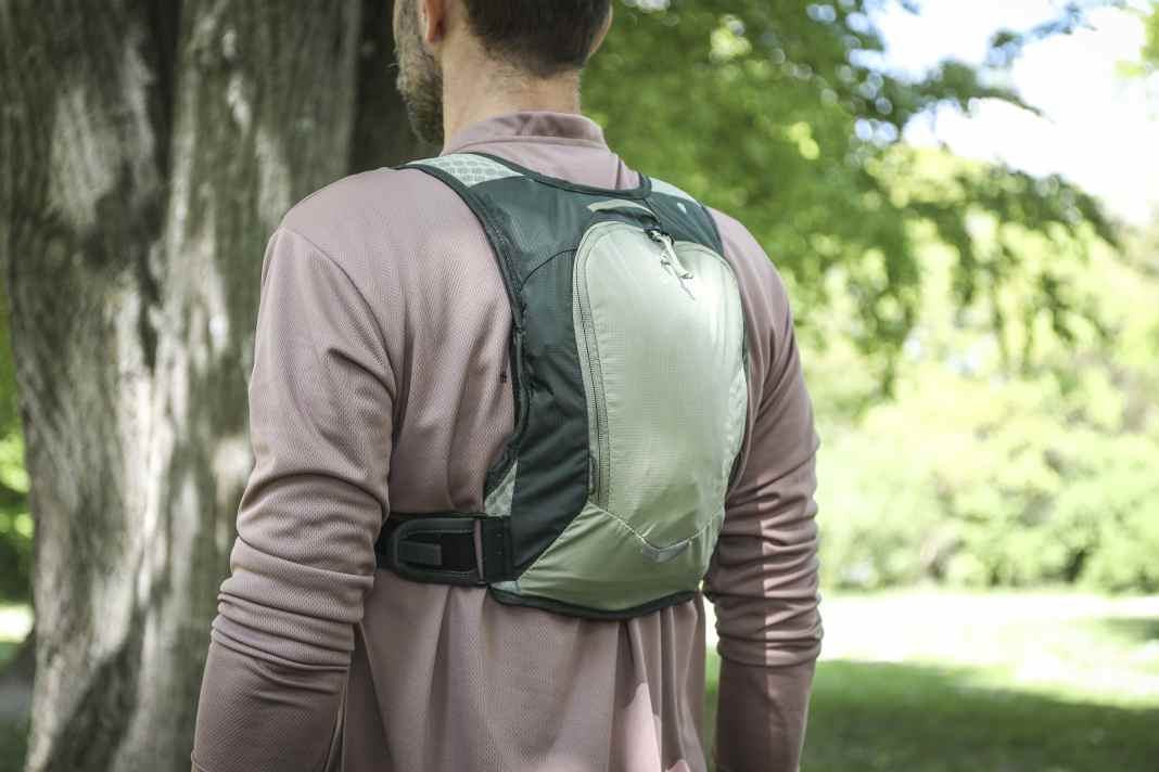 Deuter hat mit dem Rogla 5 einen leichten, westenartigen Rucksack im Programm, wie man ihn aus dem Trailrunning kennt