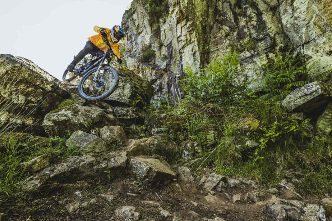 "This junk is hell!" Thomas Genon, alias Tommy G, curves through the rock labyrinth before the road gap. "It gets even more brutal after the gap," says Tommy G.