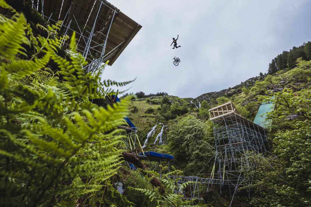 Oh no! Jim Monro schleudert über das Monster-Gap bei der Red Bull Hardline (Platz 2).
