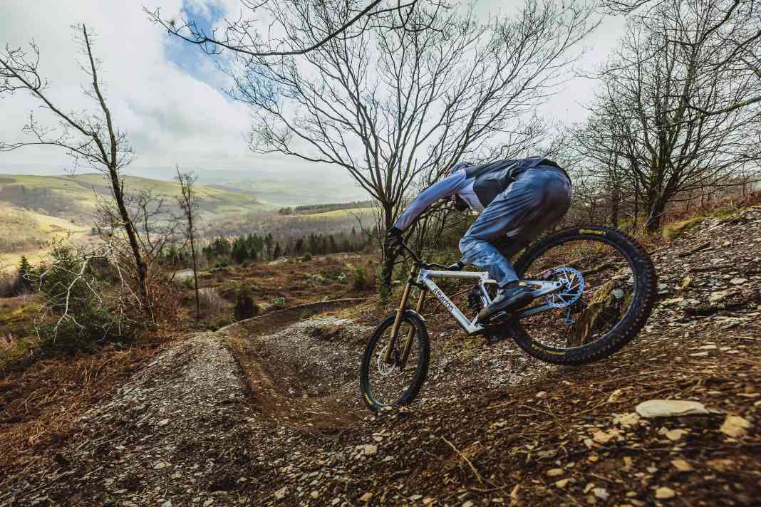 Dann und Gee Atherton haben jetzt das neue S.200 im Dyfi Bike Park getestet.