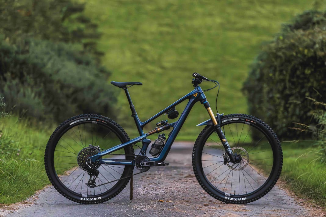 The top model, the YT Jeffsy Core 5, costs 5999 euros and weighs 14.8 kilos.