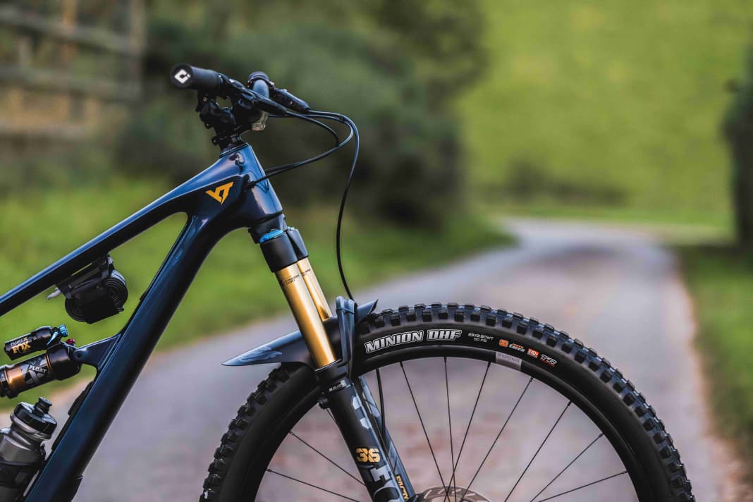 The head tube houses a Fox 36 fork of the highest Factory quality class. Suspension travel: 150 millimetres on all models.