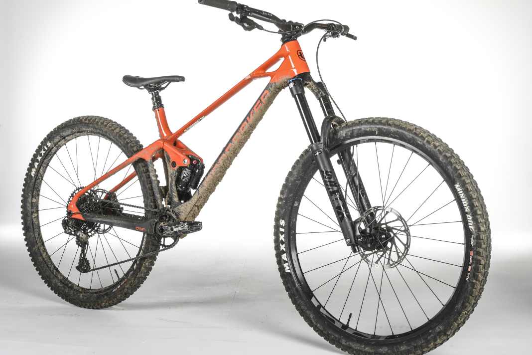 The Foxy Carbon R weighs 14.6 kilos without pedals and costs 5999 euros.