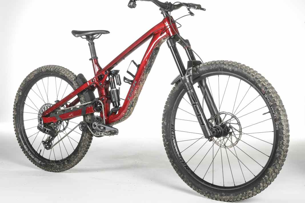 In Sram GX AXS trim, the Trek Slash weighs 17.3 kilos and costs 5499 euros.