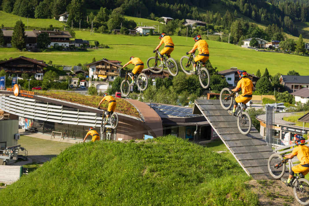 Sprungteufel: Das Kavenz ist straffer, direkter und nicht so komfortabel wie die Konkurrenz, dafür nimmt es den Schwung schön mit. Hier beim finalen Jump in Leogang.