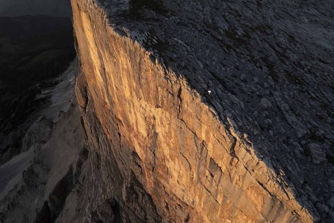 Suchbild: Kilian Bron am Klippenrand. Gefilmt für die Action-Doku „Dolomites“. Wir sagen: unbedingt gucken. Gibt’s auf Youtube.