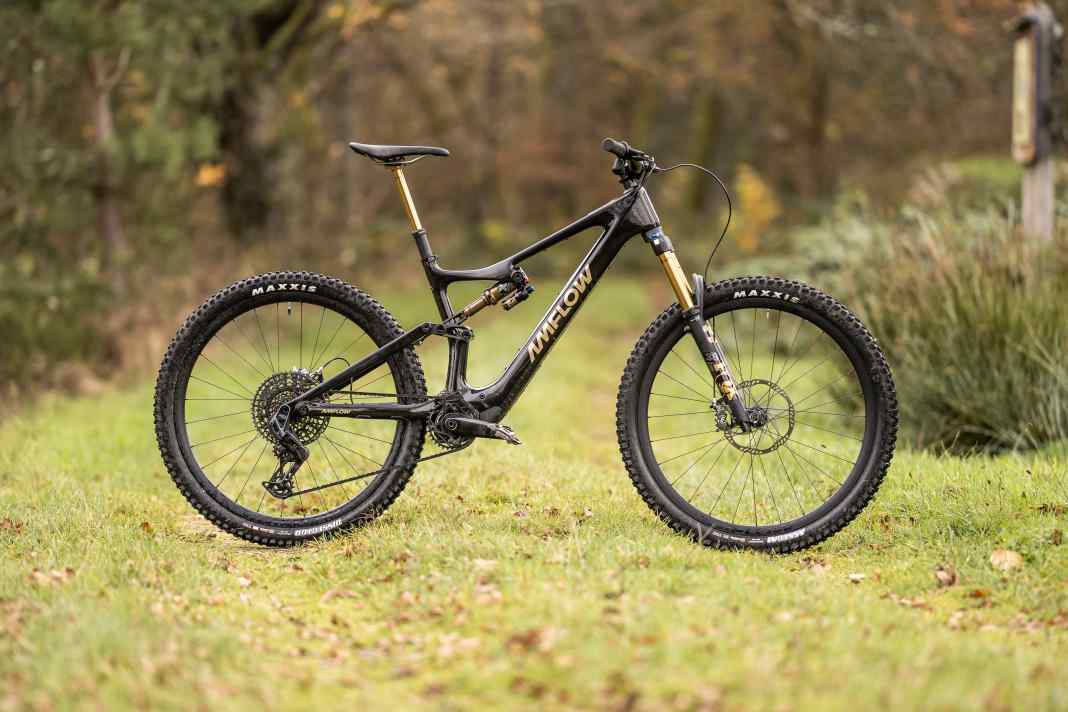 Leicht, schlank und schick: Optisch erinnert das Amflow an ein Light E-MTB eines gewissen US-Riesen und hat doch 800 Wh im Unterrohr und eine Wahnsinns-Power an Bord.