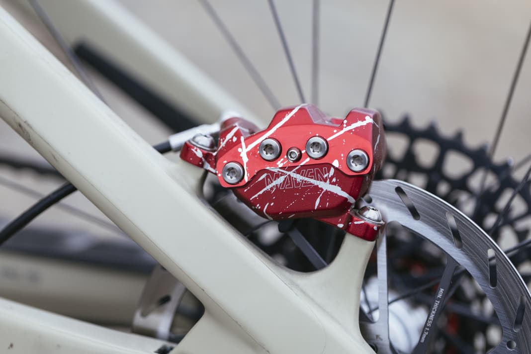 The four yoke bolts add rigidity to the brake calliper.