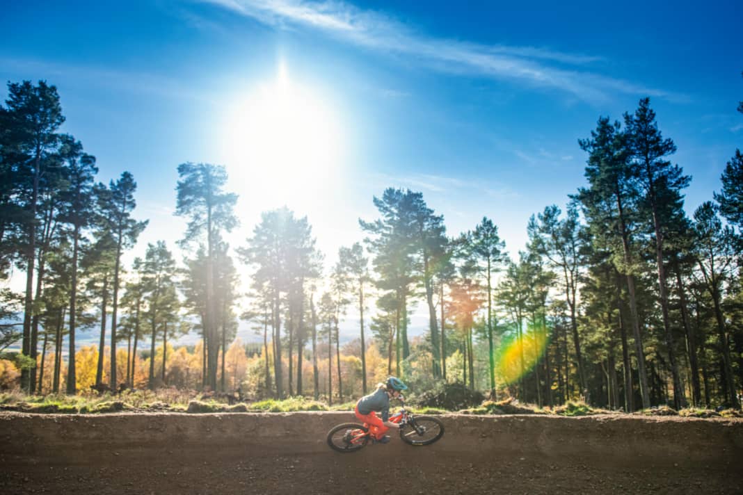 Zwischen Nordsee  und Cairngorm  Mountains breitet sich  in Aberdeenshire ein  neuer, variantenreicher Trail-Teppich aus –  von flowigen Loops in  Trailcentern bis hin  zu wilden Gratfahrten  ist alles dabei.