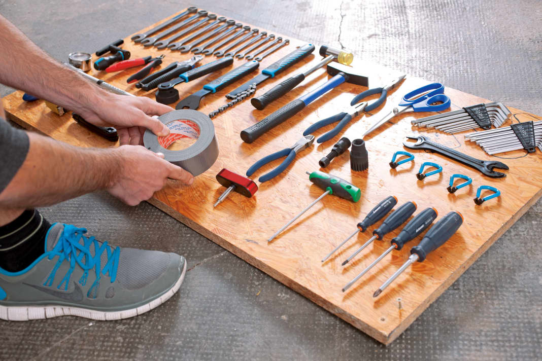 Als Erstes legen Sie sämtliche Werkzeuge, die Sie an der  Werkzeugwand anbringen möchten ordentlich auf der OSB-Platte aus. Achten Sie dabei auf ausreichend Abstand zwischen den einzelnen Teilen.