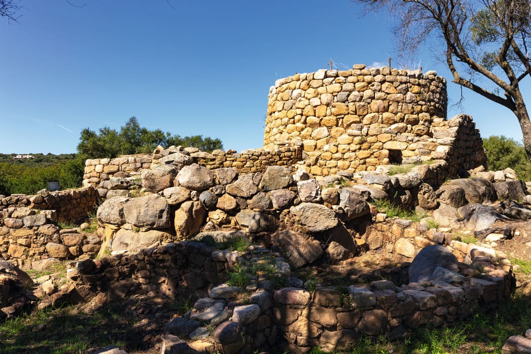 Der Hauptturm oder Mastio der Nuraghe La Prisgiona südlich von Arzachena. Die noch nicht vollständig ausgegrabene, eindrucksvolle Anlage besteht aus mehr als 90 Bauten