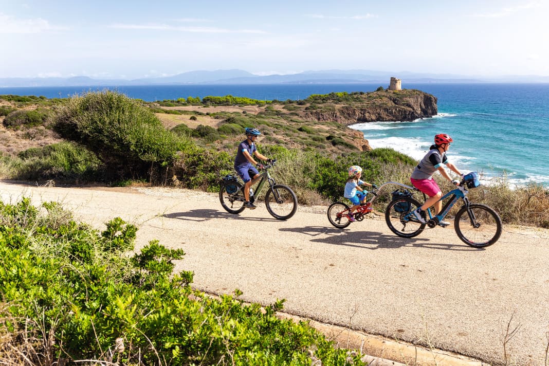 Lots of sea views, hardly any cars - in the south of the Isola di Sant' Antioco in front of the Torre Cannai saracen tower