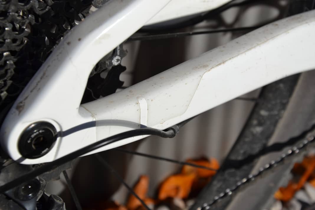 Decathlon hat am Rockrider viele kleine und größere Rahmenschutzfolien verklebt. Der Verzicht auf einen Schutz für die Kettenstrebe muss nicht sein - die Kette touchiert die Strebe aber kaum.