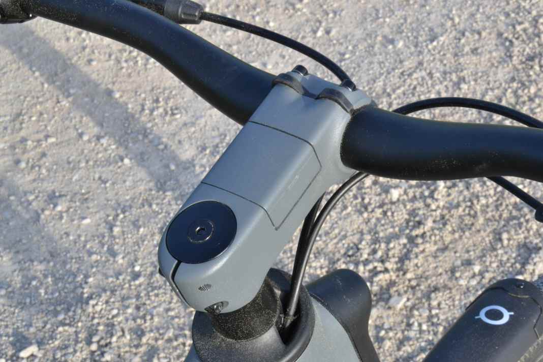 Almost James Bond-style: What's hidden under the flap in the stem?