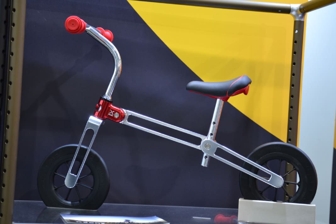 X-mini builds extroverted children's bikes from CNC-milled aluminium. The highlight is that it can be swivelled and adjusted at two points so that it can even be folded up.