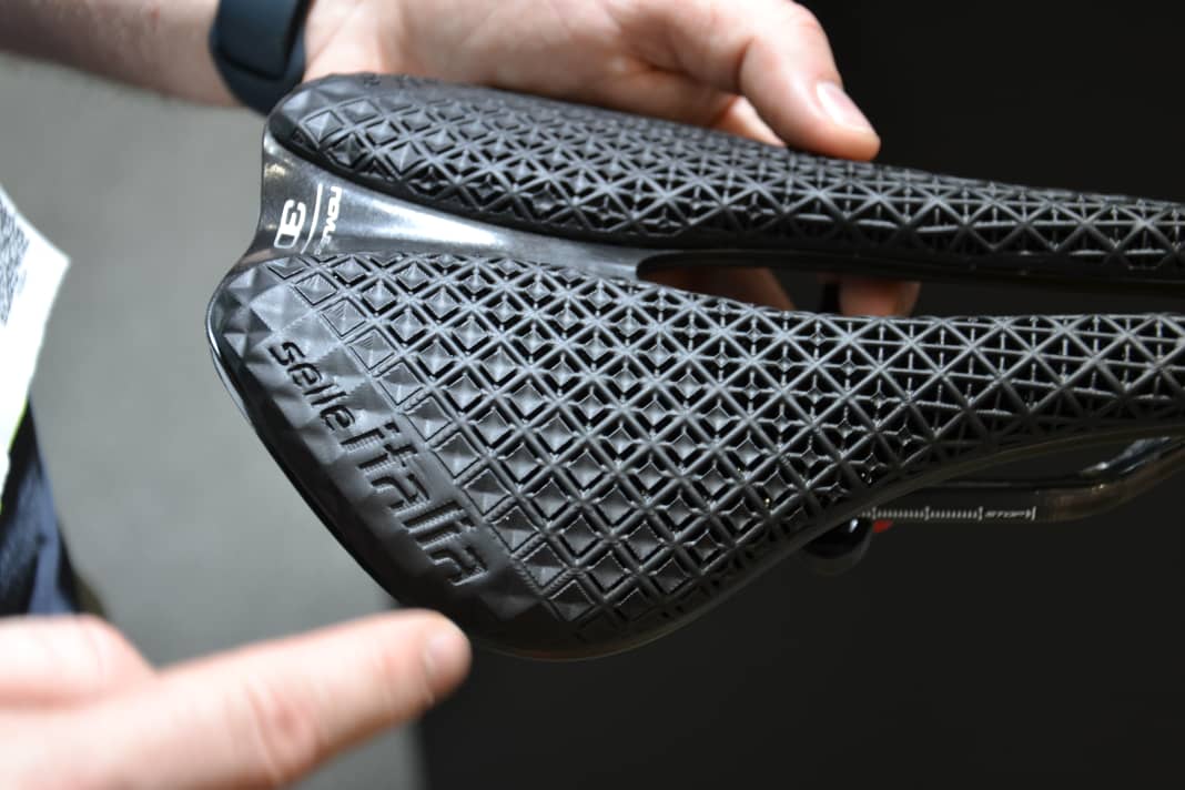 De zadelfabrikant Selle Italia toont op de fietsbeurs zijn gloednieuwe rijke Novus Boost met 3D-structuren.