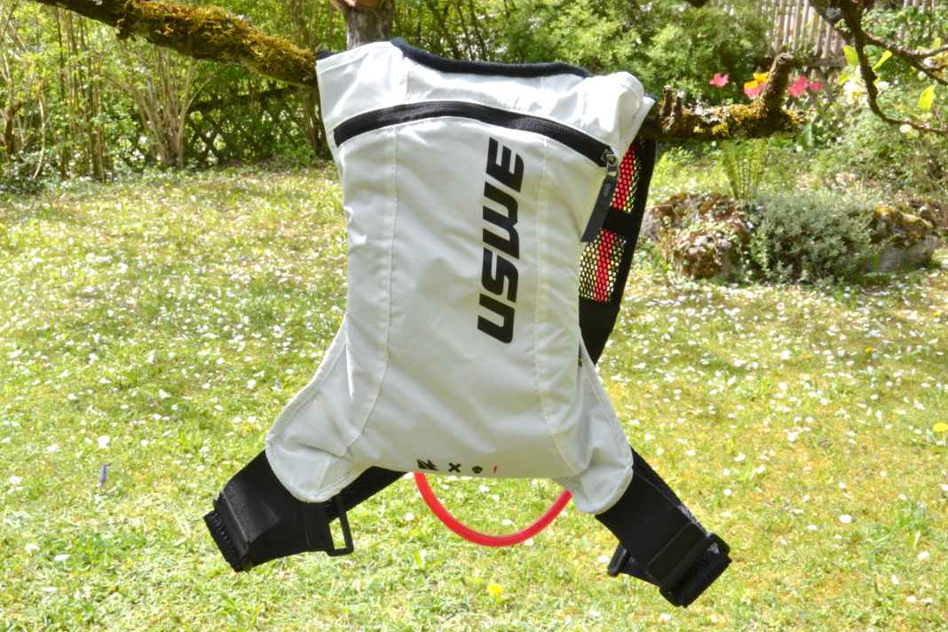 Nous avons testé le sac d'hydratation USWE Race 2.0 et l'avons accroché à une branche.