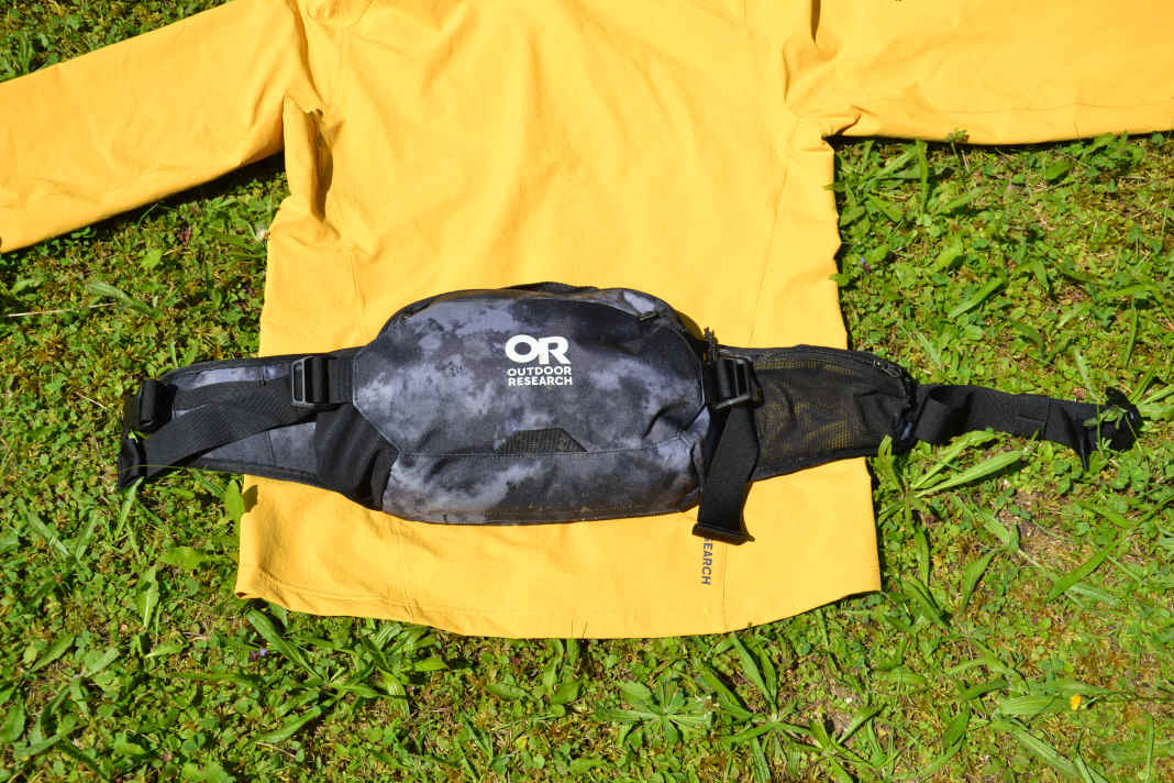 The Outdoor Research Hip Bag Freewheel 5L brings the grey clouds onto the sunny jacket.