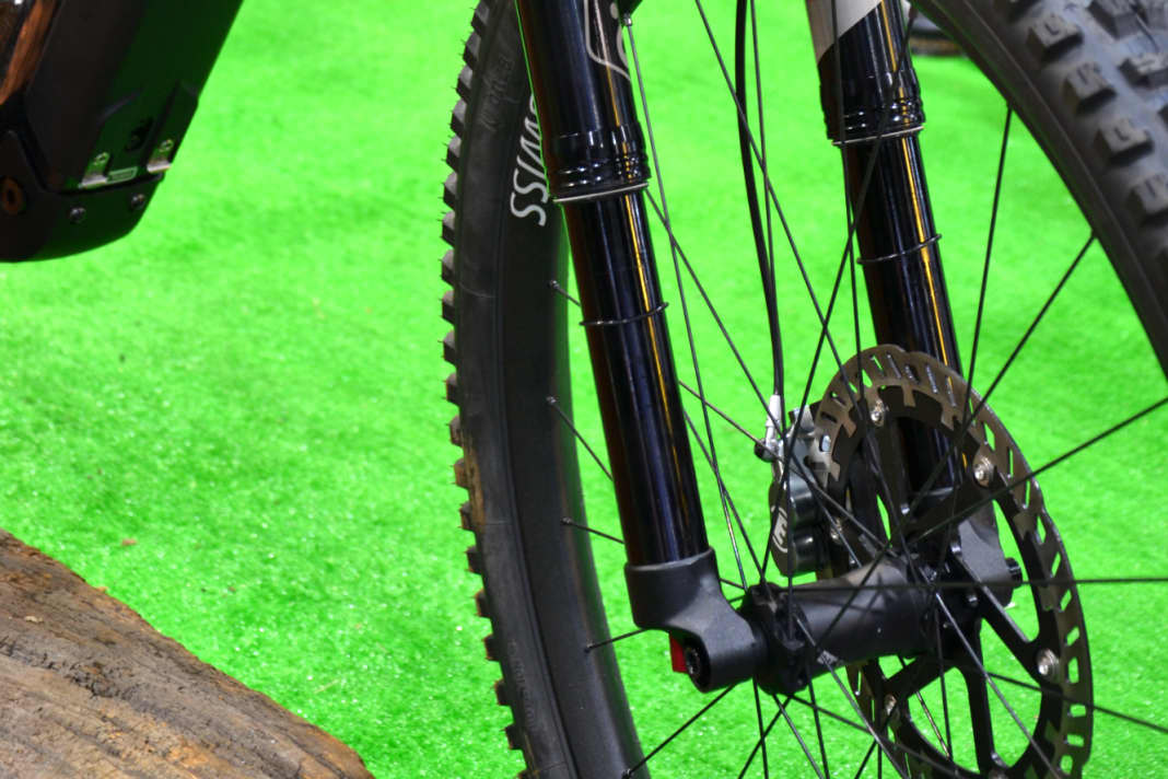 Steht einfach so dar: Der Prototyp der Gabel ist offensichtlich schon weit fortgeschritten. Viel Konkurrenz hätte die Upside-Down-Gabel von Kind Shock derzeit nicht.