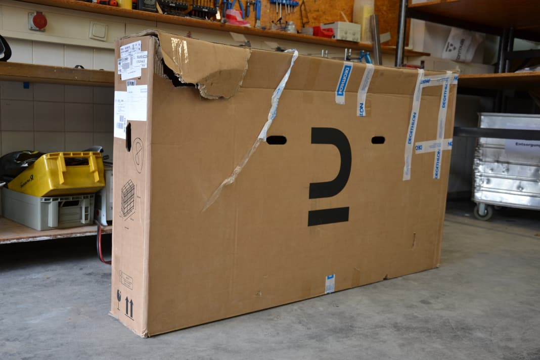 So kommt das Rockrider Race 9000 bei uns an. Irgendwie schaut der Karton uns an...