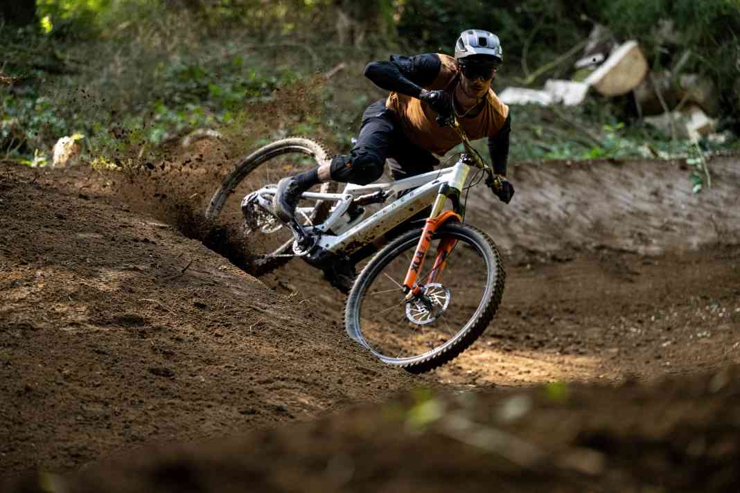 Mit dem neuen Commencal T.E.M.P.O. Power sollen E-Biker durch jedes Gelände pflügen können - egal ob Flow-Piste oder Natur-Trail.