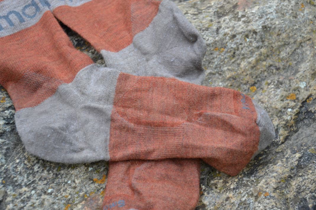 A few fibres come loose from the fabric on the instep...