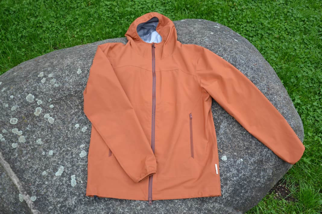 Einfach eine Regenjacke: die bleed Rainshell hat keine Schnörkel, ist dafür aber nachhaltig produziert.