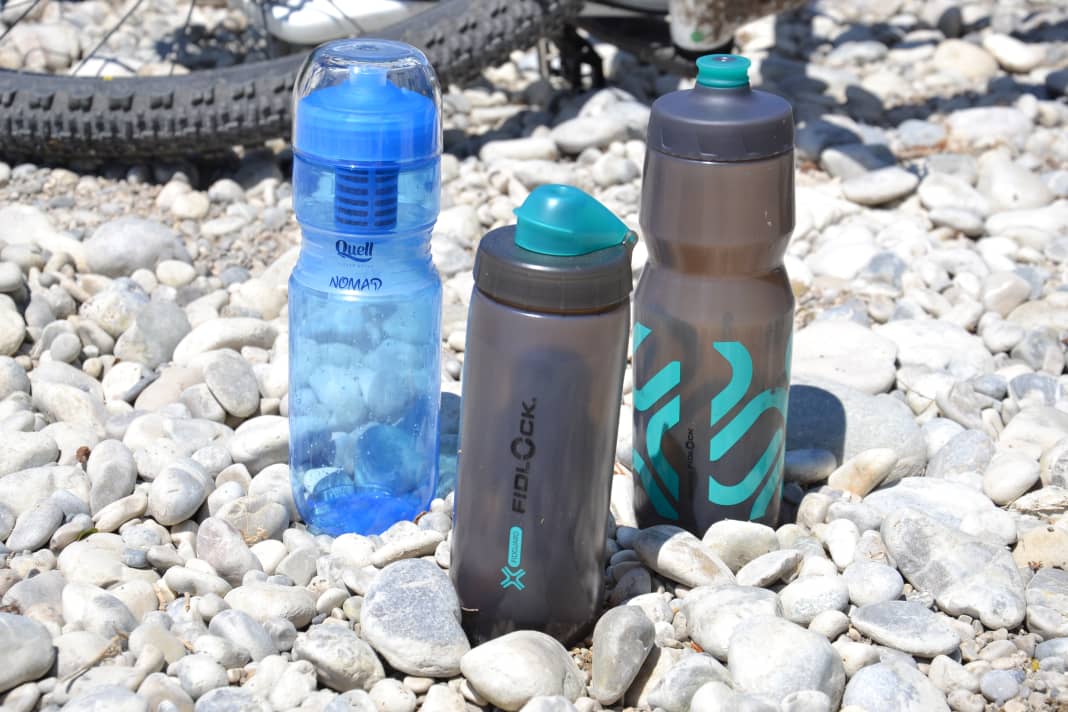 Unser Testfeld für 3 neue Trinkflaschen (von links): Quell Nomad Trinkflasche mit Filter und Fidlock Fidguard antibakterielle Fahrradflaschen.
