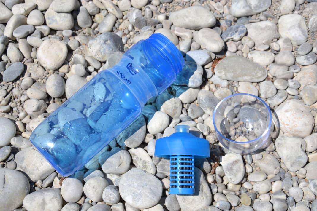 Flasche, Filter und Schutzkappe, die auch als Becherchen herhalten kann.