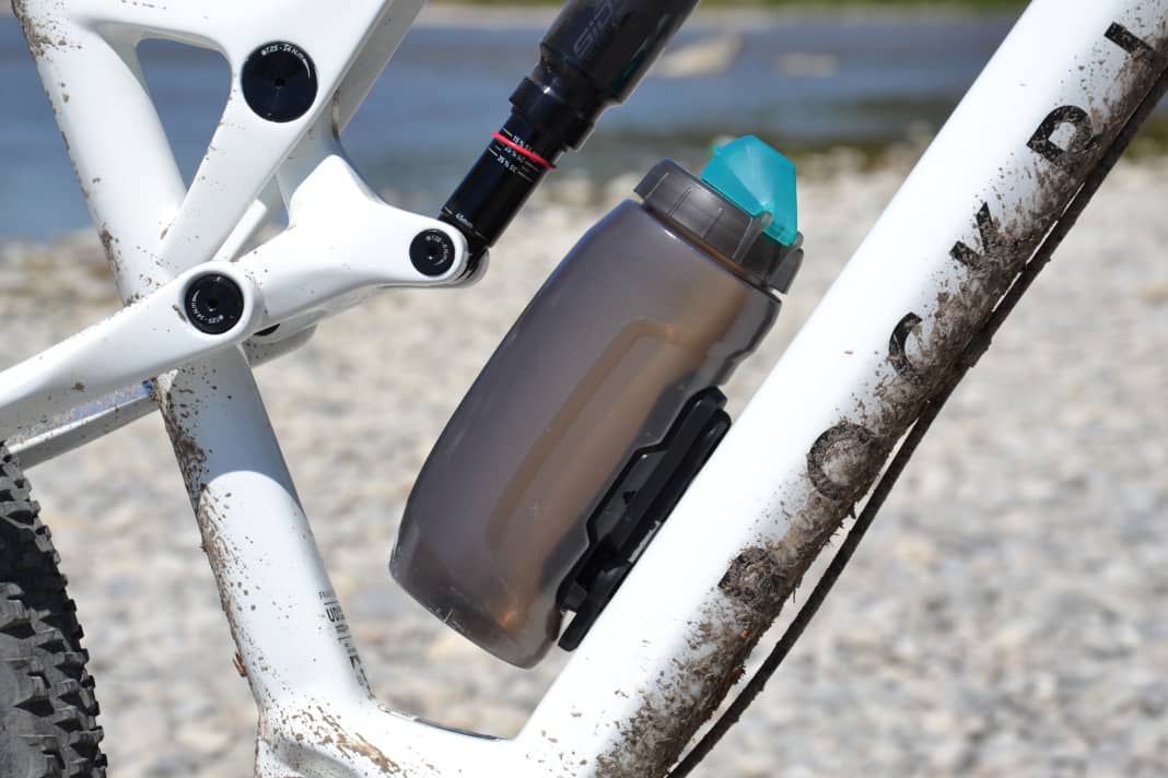 Hält mit Magneten und ist eine minimalistische Lösung