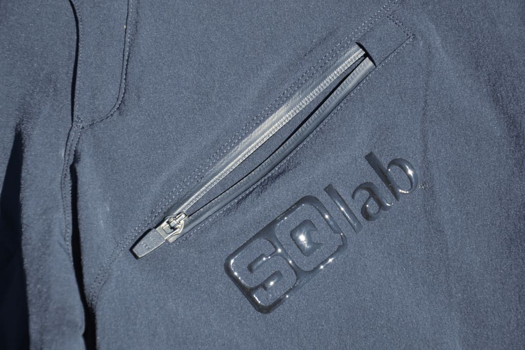 The pockets are not waterproof, but together with the fairly water-repellent material, the mobile phone is relatively safe from light rain and, above all, dust.