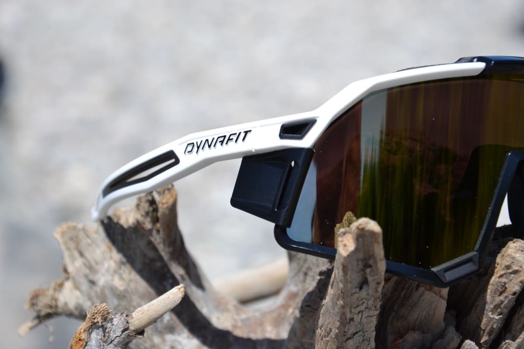 Little wings protect the eyes from wind, UV radiation and dust.