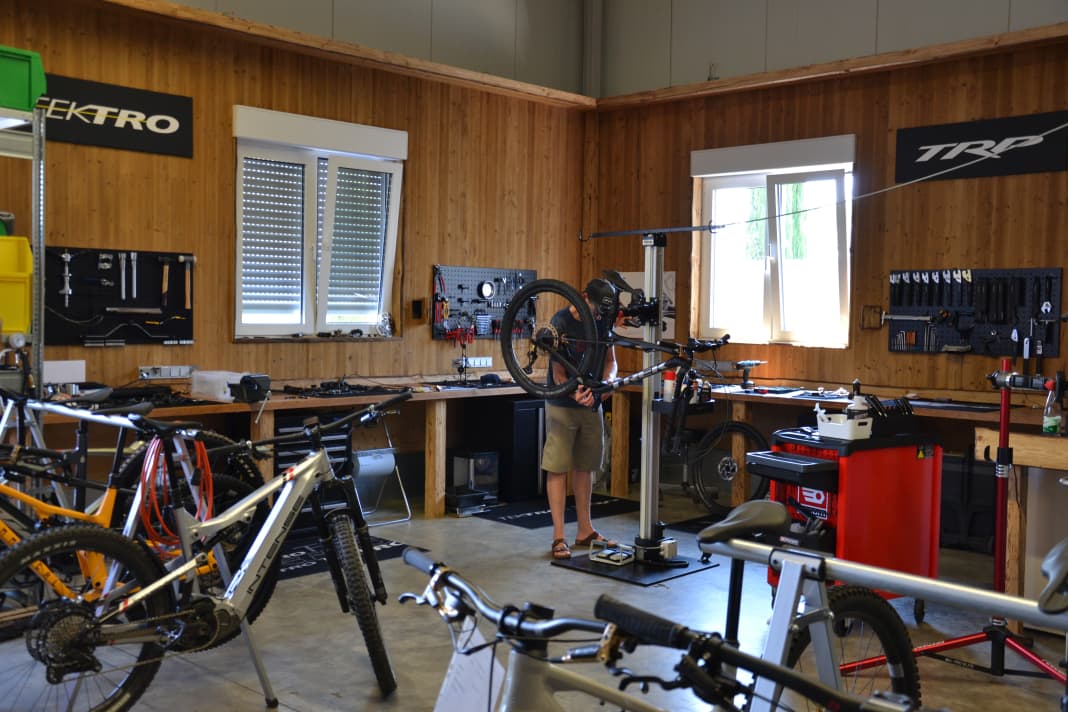 Can also be used at home: The assembly area at Tektro in Haßloch.
