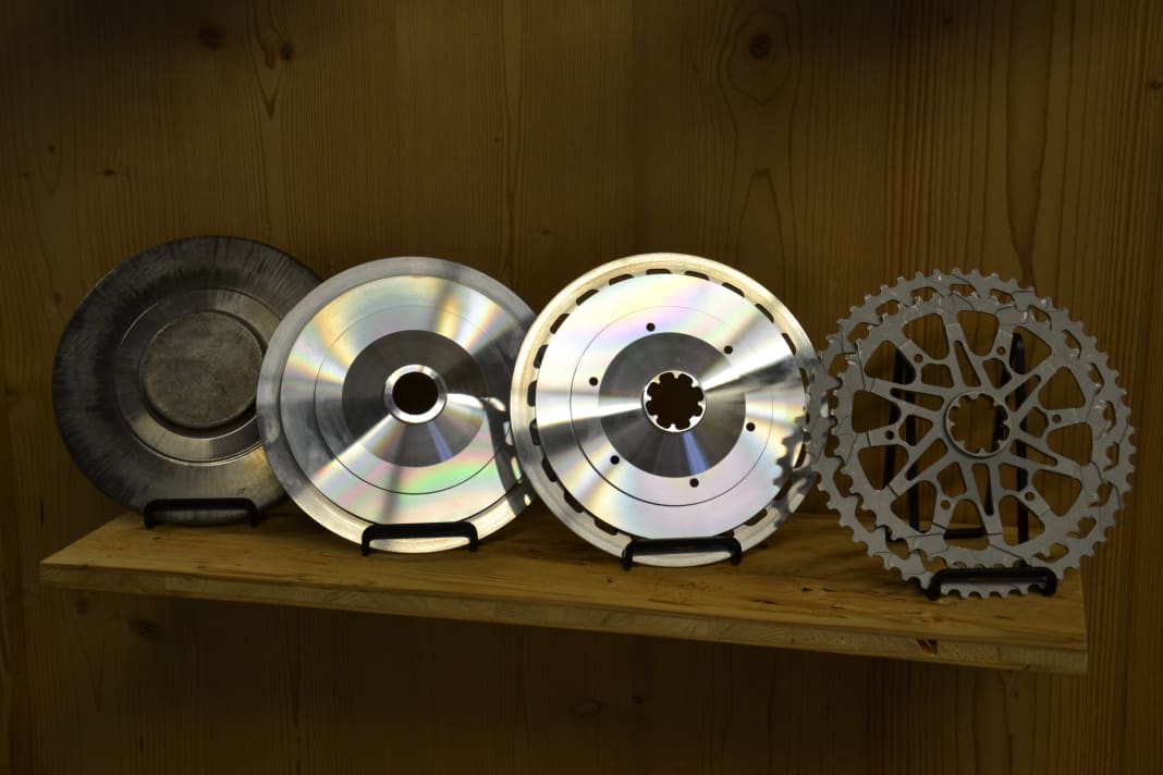 The path of the aluminium: The CNC milling machine turns the solid block into the filigree sprocket for the EVO cassette.
