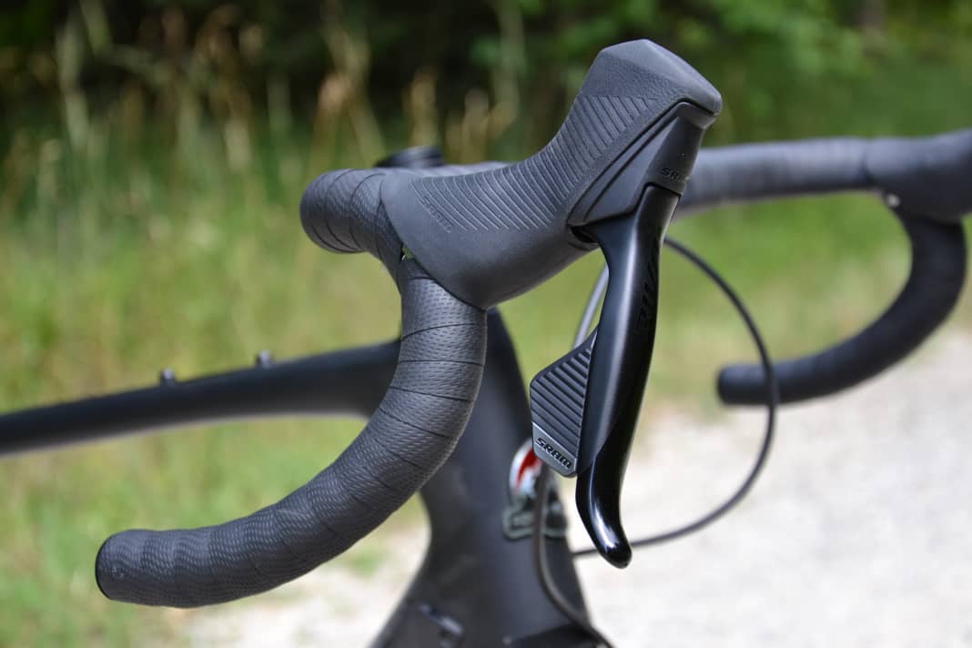 Der Lenker am Solo C70: Easton EA70 AX | 80 mm Reach | 120 mm Drop | Flare 16 ° | Weite von 420 bis 460 mm Breite, je nach Rahmengröße.