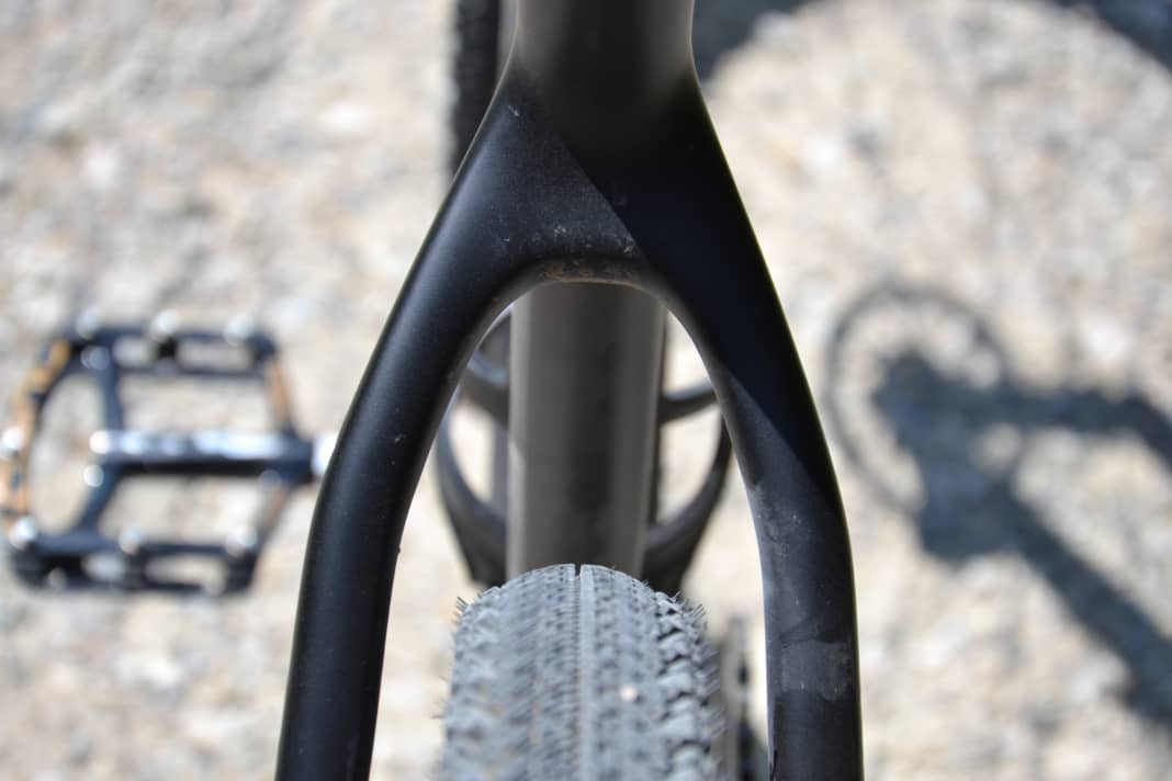 Clean swing in the carbon and plenty of space for tyres up to 2 or even 2.2 inches with 27.5-inch wheels.