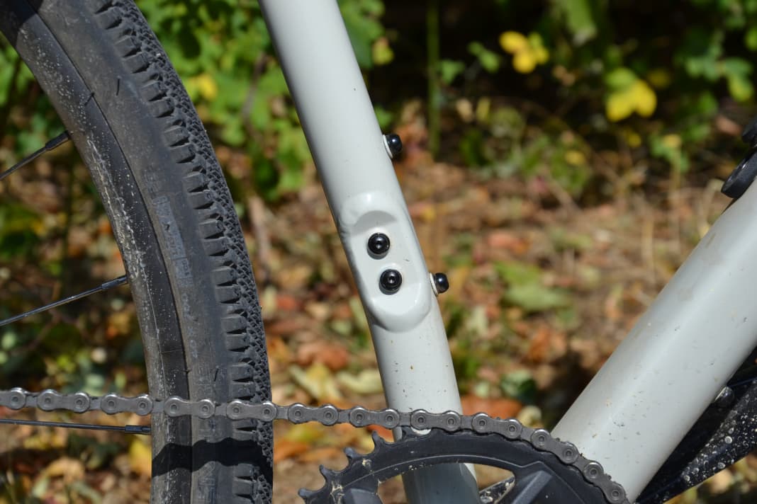 A front derailleur could also be fitted to the aluminium Solo. Screw points and a cable guide are already on the frame.