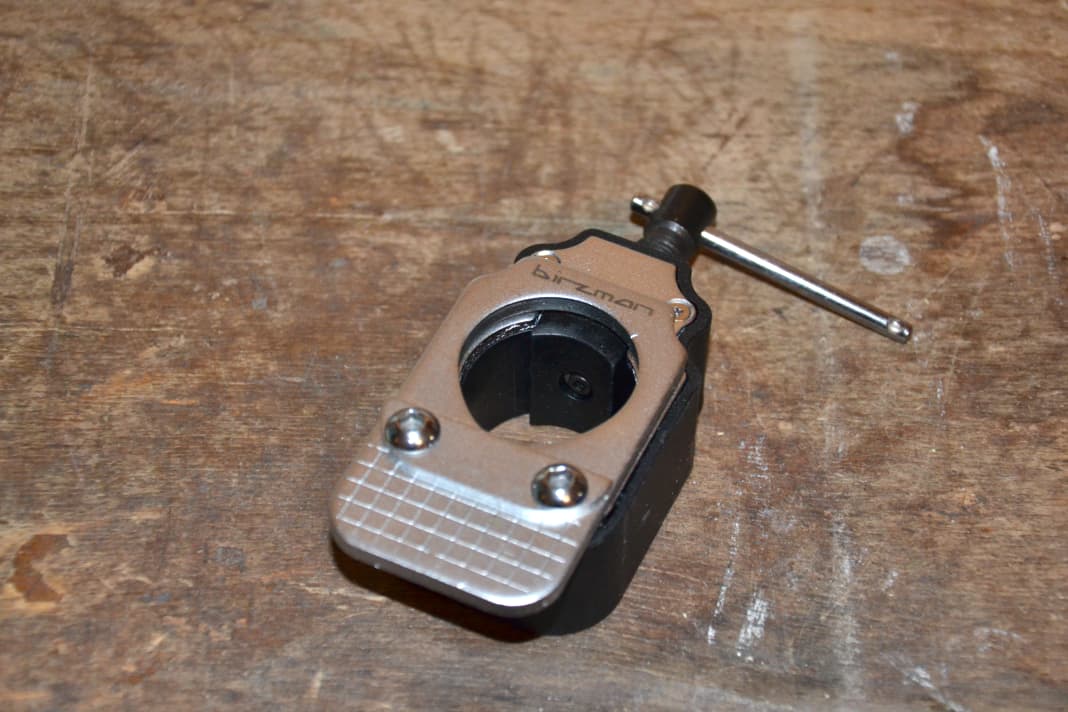 Die Sägeführung hilft dabei, Rohre gerade abzusägen, so zum Beispiel Lenker, Gabelschafte oder Sattelstützen.