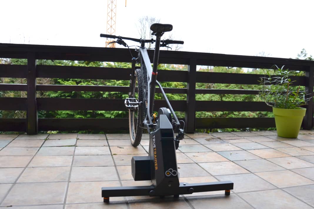 Le Truetrainer peut en fait être placé partout, car il n'a pas besoin d'être branché sur le secteur. Ici, le test est en cours sur le balcon.