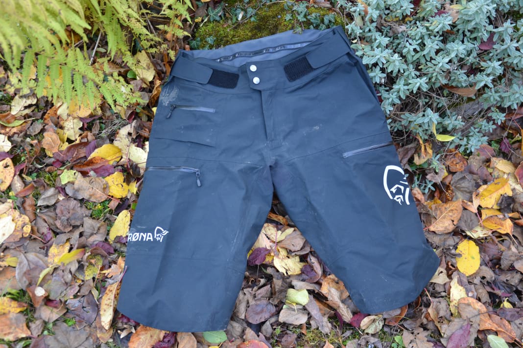 Die fjørå Goretex Pro Shorts von Norrøna sind genauso wasserdicht und atmungsaktiv wie die lange Regenhose.