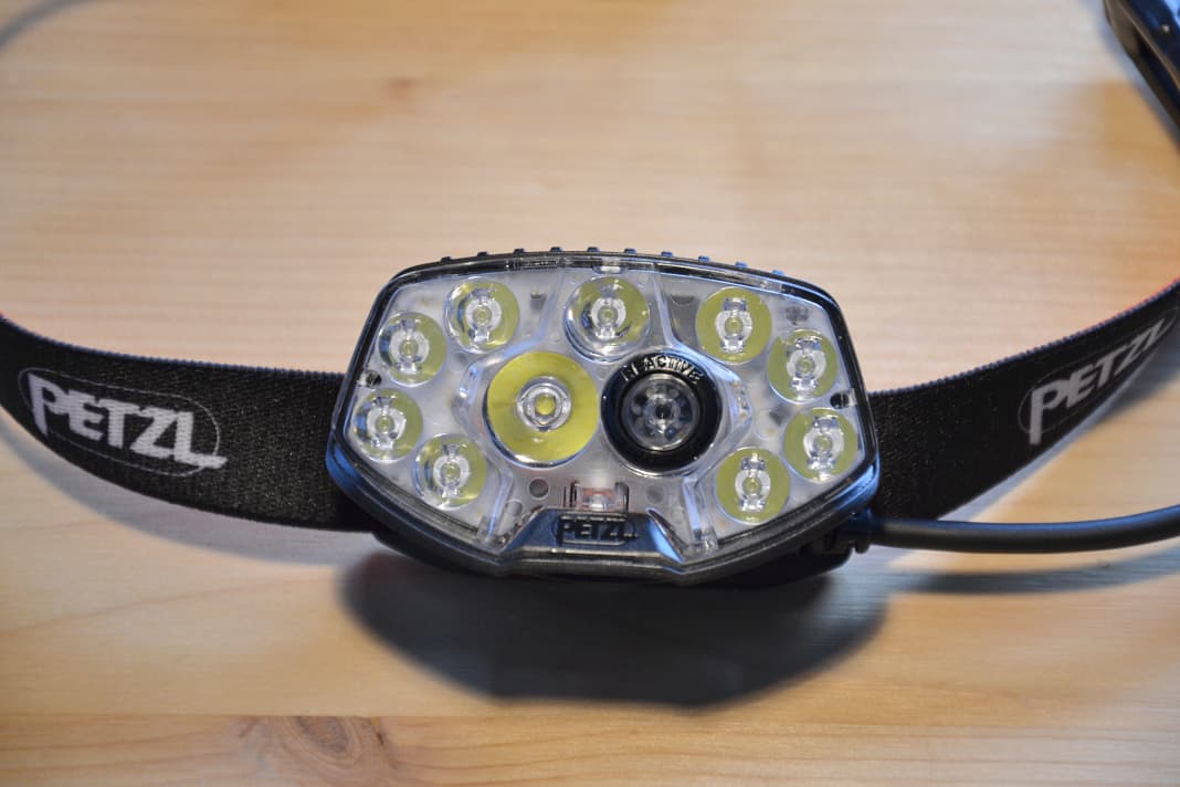 Au lieu de deux LED, Petzl mise sur une LED spot et 9 pour l'éclairage d'ambiance avec la Nao RL. Cela fonctionne très bien.