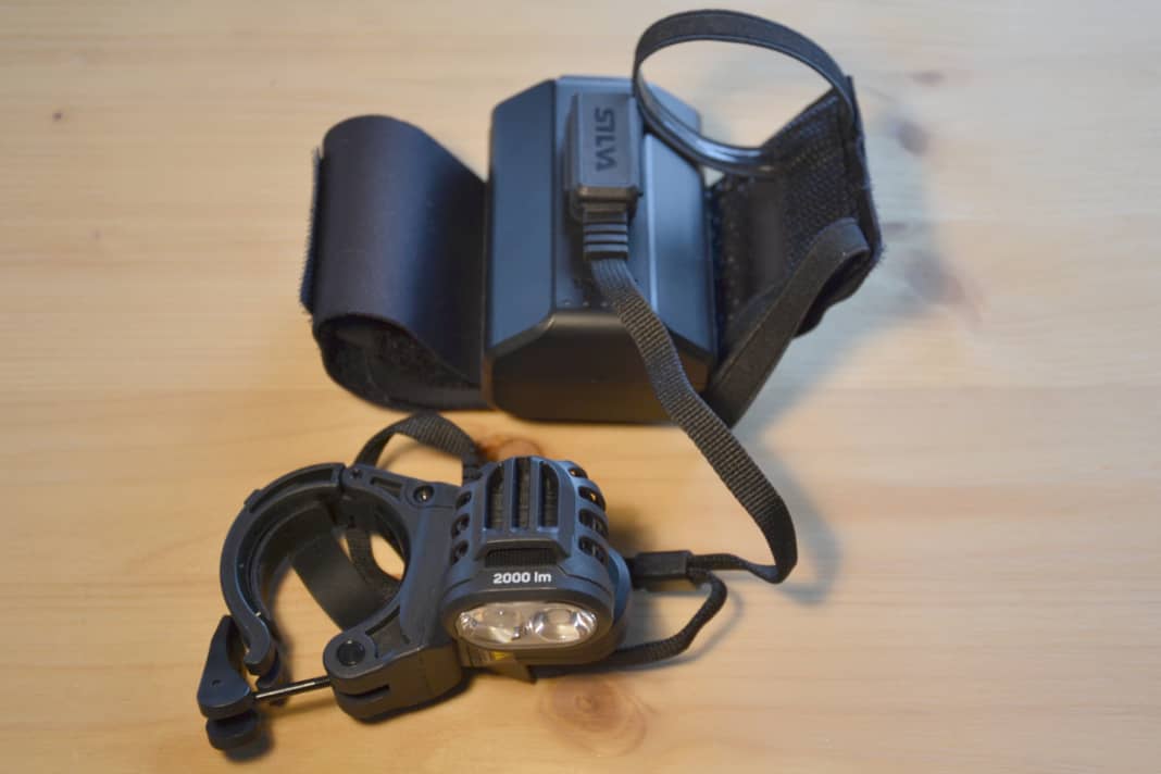 Als Bike-Lampe wird die Silva Free 2000 M mit einer klassischen Halterung an den Lenker gebaut. Der Akku kann mit einer Schlaufe an den Rahmen oder mit einem längeren Kabel irgendwo verstaut werden.