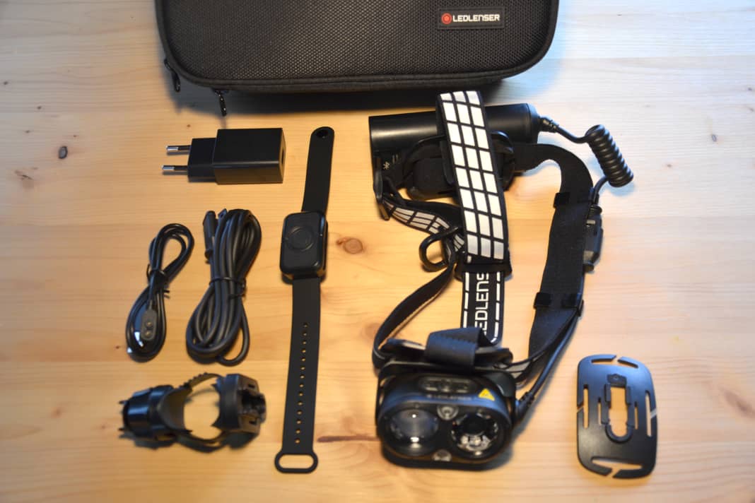 Die Ledlenser H19 Signature hat einen ganzen Koffer Zubehör dabei, von dem nur ein Teil hier gezeigt wird. Es fehlt hier zum Beispiel die App.
